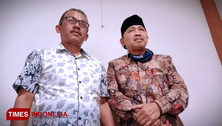Ketua Komite SMKN 1 Kalibaru, Muhdar (kiri) bersama Ketua Forum Komite Sekolah Kabupaten Banyuwangi, Misnadi SH, MH. (FOTO: Syamsul Arifin/TIMES Indonesia)