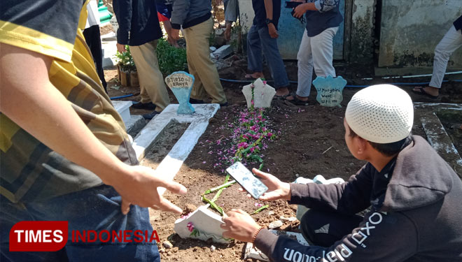 Tampak teman-temannya di organisasi ekstrakulikuler drumband, memberikan doa di pemulasaran terakhir Multazam. Mereka sangat terpukul atas kepergiannya (FOTO: Moh Bahri/TIMES Indonesia).