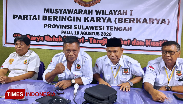 Ketua DPW Berkarya Sulteng Salim H Baculu (tengah). ( FOTO : Sarifah Latowa/Times Indonesia)