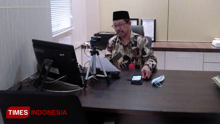 Rektor Unisla, Bambang Eko Muljono, memberikan prakata dalam webinar nasional yang digelar PIAUD Unisla, Senin, (10/8/2020). (FOTO: Ja’far Shodiq/AJP TIMESINDONESIA)