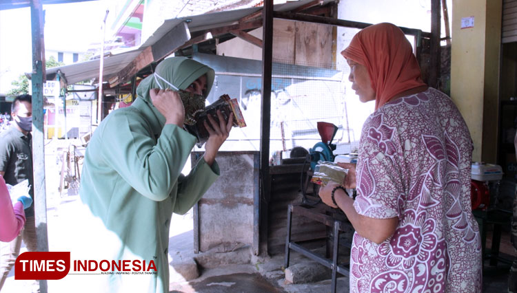 Ketua Bhayangkari Cabang Sumenep Risma Saripati saat membagikan masker gratis kepada masyarakat, Senin (10/8/2020). (FOTO: HUMAS POLRES/TIMES Indonesia)