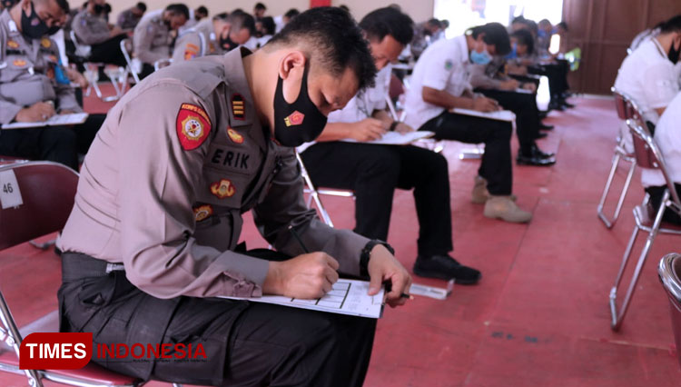 Sebanyak 330 personel di jajaran Polres Majalengka, mengikuti ujian psikologi (psikotest) sebagai salah satu syarat untuk bisa mendapatkan senjata api. (FOTO: Humas Polres Majalengka for TIMES Indonesia)