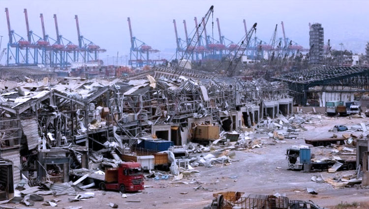 Suasana Kota Beirut pasca ledakan amonium nitrat yan maha dahsyat di sebuah gudang pelabuhan hingga meluluh lantahkan sebagian kota itu. (FOTO: BBC/Reuter)