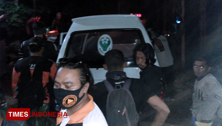 Jasad pelajar SMA 1 Tenggarang yang jatuh dari Bukit Piramid Bondowoso, dibawa menggunakan ambulance usai berhasil dievakuasi Tim SAR Gabungan. (FOTO: Moh Bahri/TIMES Indonesia)