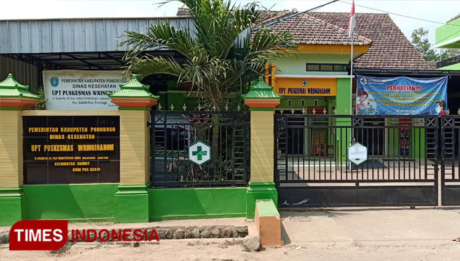 Puskesmas Wringinanom Ponorogo ditutup sementara. (Foto:Marhaban/Times Indonesia)