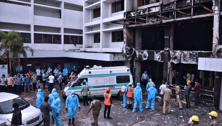 Kebakaran terjadi di sebuah hotel yang digunakan sebagai rumah sakit Covid sementara. (FOTO: Reuters)