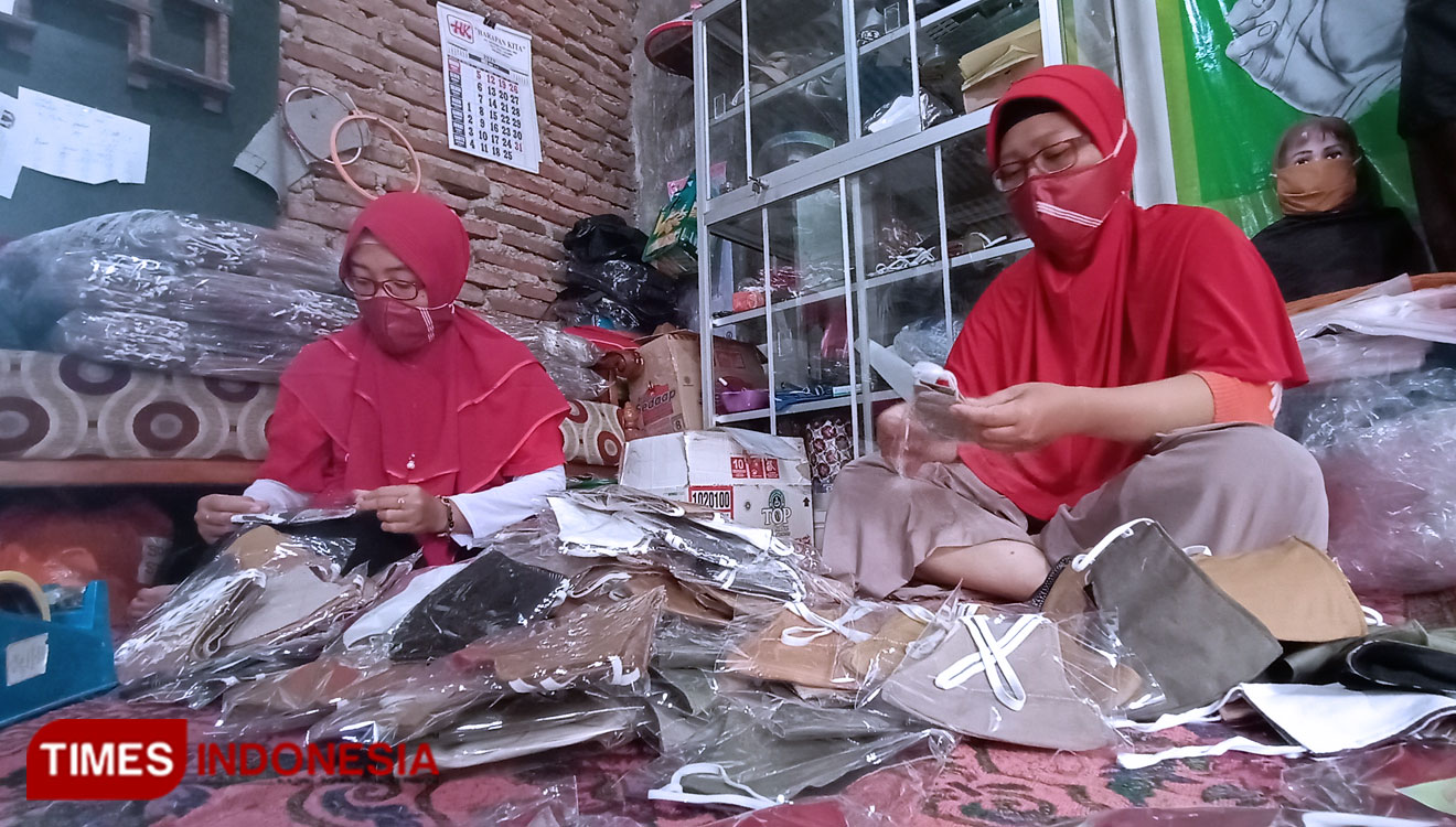 Aktivitas-pembuatan-masker-merah-putih-c.jpg