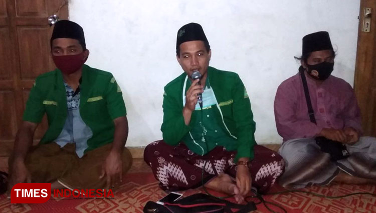PAC GP Ansor Jambon menggelar Majelis Dzikir dan Shalawat (MDS) Rijalul Ansor dengan tetap mematuhi protokol kesehatan Covid-19. (FOTO: Khoirul Nizam Muhammad/TIMES Indonesia) 