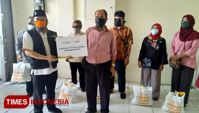 Secara simbolis Manager Program Lazismu Pusat Lazismu, Falhan Nian Akbar menyerahkan paket sembako kepada perwakilan Pertuni DKI Jakarata. (FOTO: Lazismu for TIMES Indonesia)