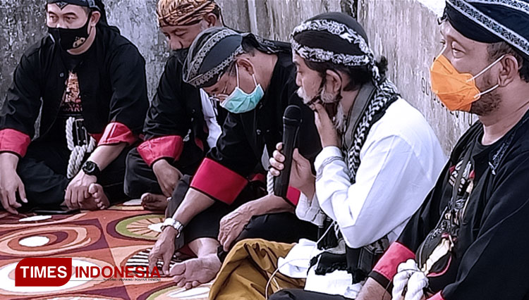Bupati Ipong Muchlissoni saat berada di petilasan Surukubeng di desa Kutu Wetan Ponorogo. (Foto: Marhaban/TIMES Indonesia)