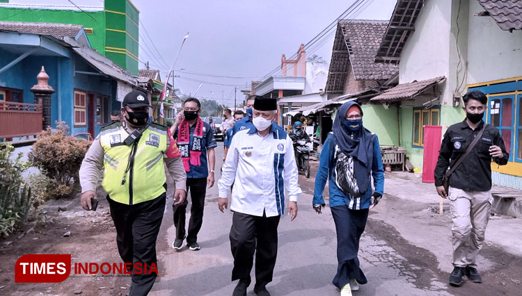 Bupati Malang HM Sanusi saat meninjau Kampung Tangguh Desa Sutojayan. (Foto: Binar Gumilang/TIMES Indonesia)