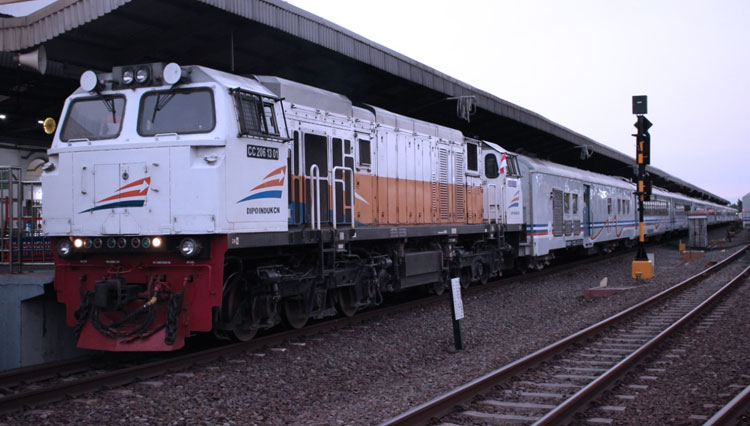 Kereta-Api-Argo-Cheribon-2.jpg