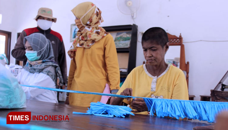 ODGJ di UPT RSBL sedang membuat kerajinan sulak, Selasa (11/8/2020). (FOTO: Khusnul Hasana/TIMES Indonesia)