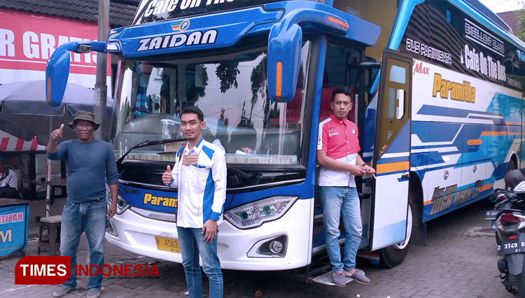 Bayu Eko Aprianto dan Bus Paramitha Cafe Bus Banjarnegara. (FOTO: Muchlas Hamidi/TIMES Indonesia)