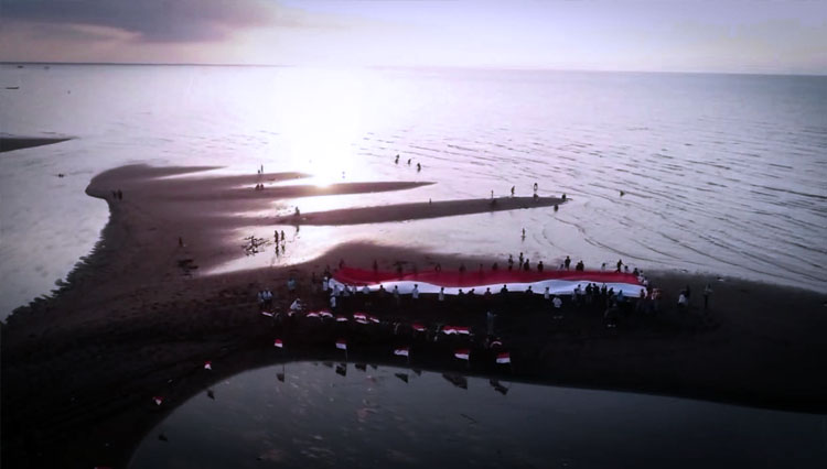 Bendera Merah Putih Raksasa Berkibar di Delta Muara Pantai Duta Probolinggo