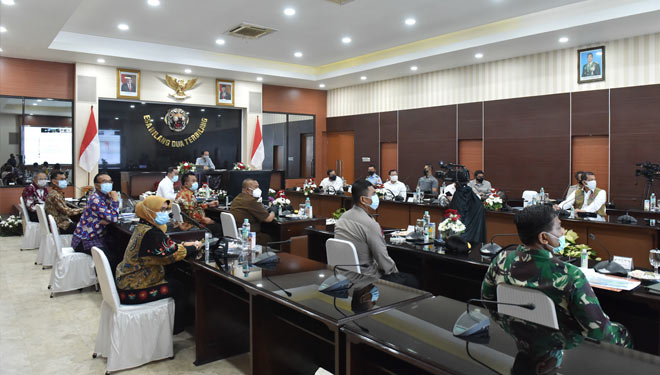 Presiden saat memberikan arahan mengenai Percepatan Penanganan Covid-19, Selasa (11/8) di Kodam III Siliwangi, Provinsi Jawa Barat. (Foto: setkab.go.id )