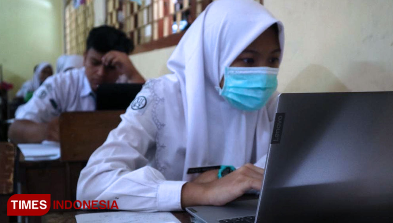 Siswa mengikuti pembelajaran tatap muka. (Foto: Lely Yuana/TIMES Indonesia)