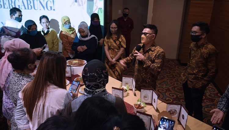 The participants give their attention towards the mentor's explanations during the training at The Alana Hotel Yogyakarta. (PHOTO: Hotel Alana for TIMES Indonesia)