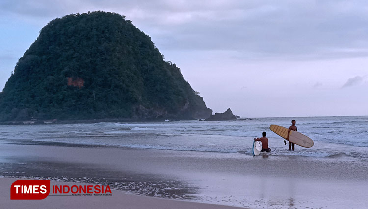 Several surfers at Pulau Merah Beach Banyuwangi. (Photo: Rizki Alfian/TIMES Indonesia)
