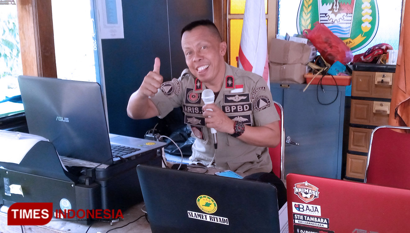 Aris Sudaryanto SPd MM, Kepala BPBD Banjarnegara dan persiapan truck tangki air bersih. (FOTO: Muchlas Hamidi/TIMES Indonesia)