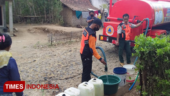 Petugas dari BPBD kabupaten Bondowoso saat menyuplai air bersih ke desa yang terdampak kekeringan (FOTO: Moh Bahri/TIMES Indonesia).