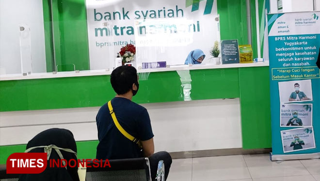 Nasabah BPRS Mitra Harmoni Yogyakarta harus mentaati protokol kesehatan ketika akan masuk dan selama berada di ruang tunggu. (FOTO: Fajar Rianto/TIMES Indonesia)