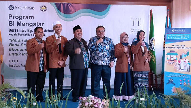Bakti Artanta bersama mahasiswa IAI Bunga Bangsa. (Foto: Bank Indonesia Cirebon)