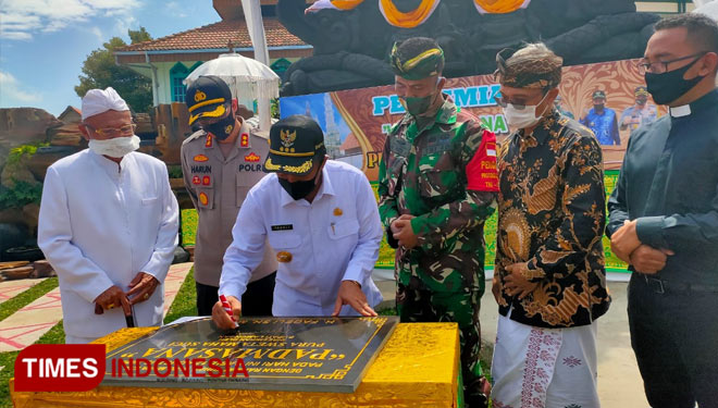 Bupati Lamongan, Fadeli, menandatangani prasasti peresmian Padmasana Pura Sweta Maha Suci, Desa Balun, Kecamatan Turi, Lamongan, Rabu (12/8/2020). (FOTO: MFA Rohmatillah/TIMES Indonesia)