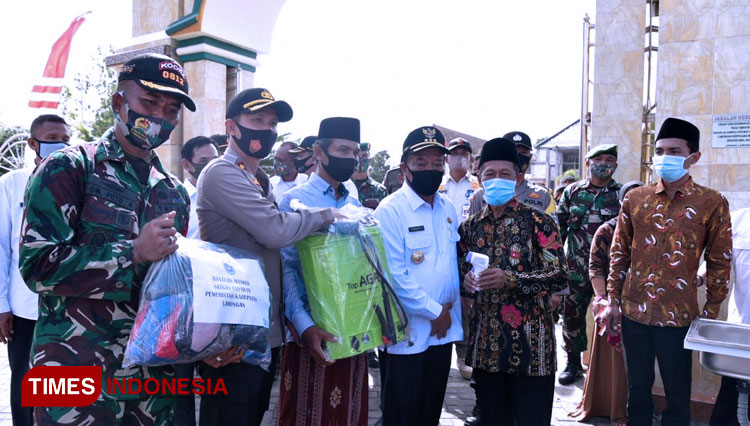 Forkopimda Lamongan menyerahkan bantuan kepada perwakilan gereja, masjid dan Pura di Desa Balun, yang baru saja diresmikan sebagai tempat ibadah tangguh, Rabu (12/8/2020). (FOTO: MFA Rohmatillah/TIMES Indonesia)