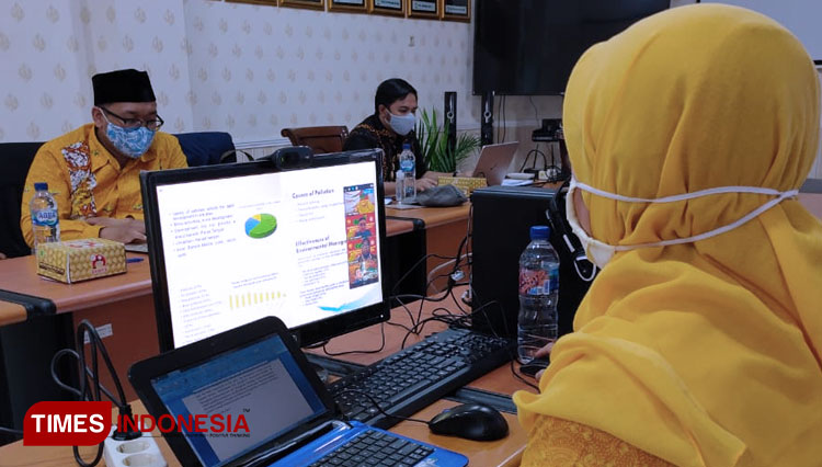 Suasana dialog dalam konferensi ICORSIA melalui sambungan daring di FIS UNNES. (foto: Mushonifin/TIMES Indonesia)