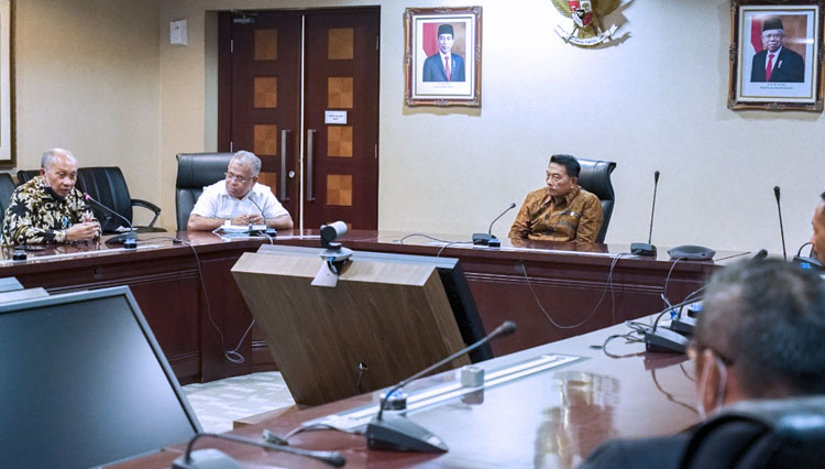 Kepala Staf Kepresidenan Dr. Moeldoko menyaksikan penandatangan nota kesepahaman pembangungan kilang minyak Tanjung Api-Api (FOTO: Kantor Staf Presiden RI)