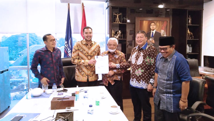 Ketua Koordinasi Bidang Pemenangan Pemilu Prananda Surya Paloh saat menyerahkan Rekom kepada SANDI. (Foto: NasDem Kabupaten Malang)