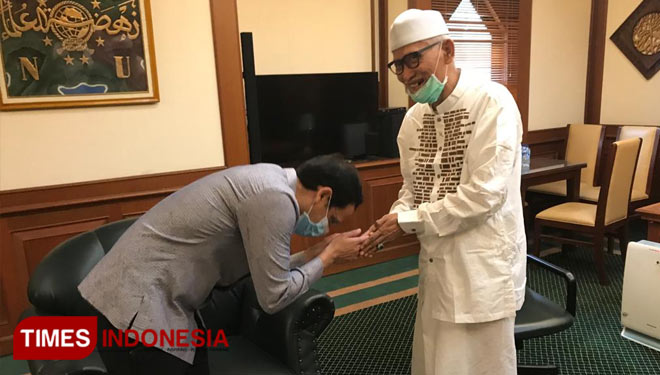 Nadiem Makarim saat bertemu Rais Aam PBNU KH Miftahul Akhyar. (foto: PBNU for TIMES Indonesia)