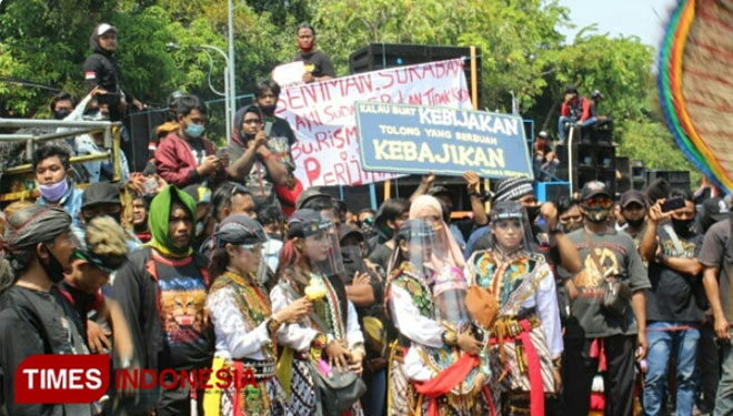 Asosiasi Pekerja Seni Surabaya kembali berunjuk rasa di depan Balai Kota Surabaya, Rabu (12/8/2020). (Foto: Ammar Ramzi/Times Indonesia) 