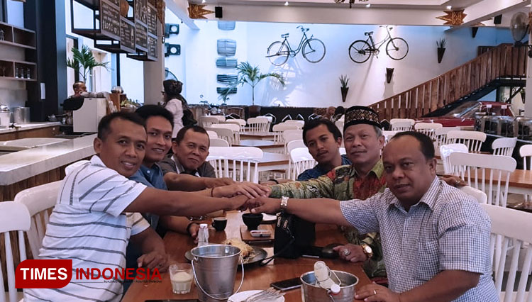 Pengurus PAN dan Partai Demokrat Bantul dalam pertemuan membentuk poros tengah (Foto : Totok Hidayat/TIMES Indonesia)