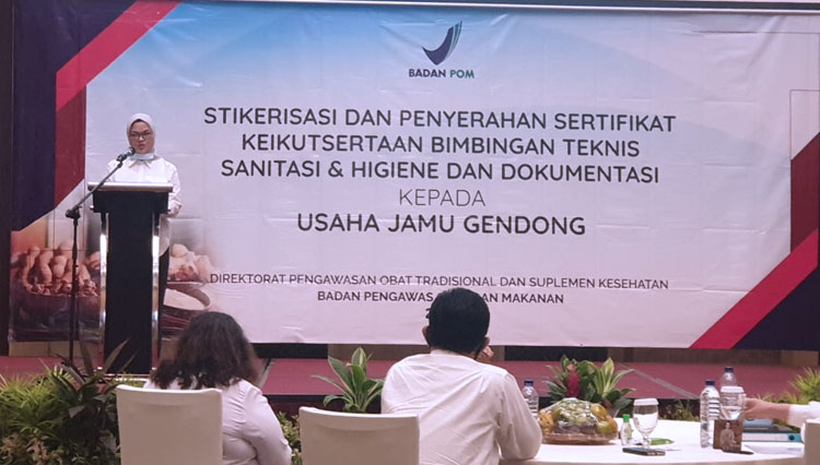 Kepala BPOM, Penny K. Lukito dalam acara stikerisasi dan penyerahan sertifikat kepada pengusaha jamu gendong di Yogyakarta. (FOTO: BPOM for TIMES Indonesia)