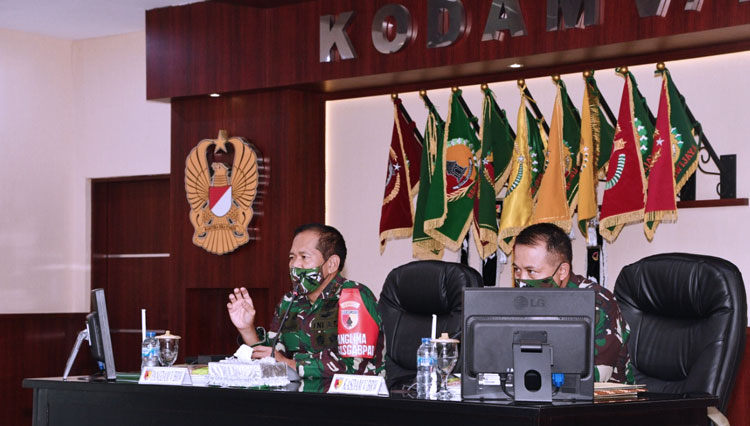 Pangdam V/Brawijaya Mayjen TNI Widodo Iryansyah saat memaparkan Komcad TNI, Rabu (12/8/2020). (foto: Dok.TNI) 