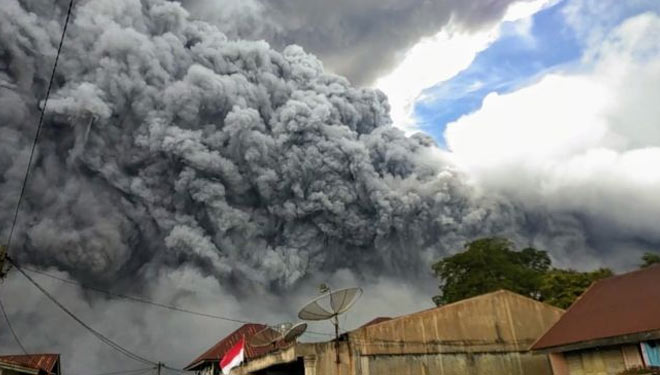 Ilustrasi. Erupsi Gunung Sinabung. (ayosemarang.com/dok warga)