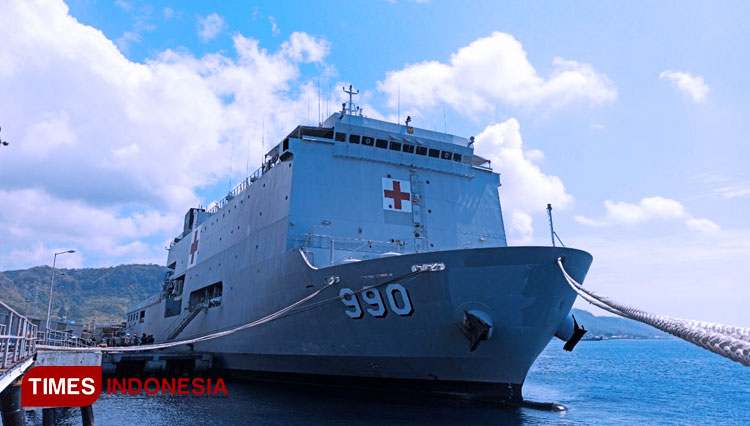 Kapal KRI dr Soeharso (SHS-990) berlabuh di Banyuwangi. (FOTO: Agung Sedana/TIMES Indonesia)