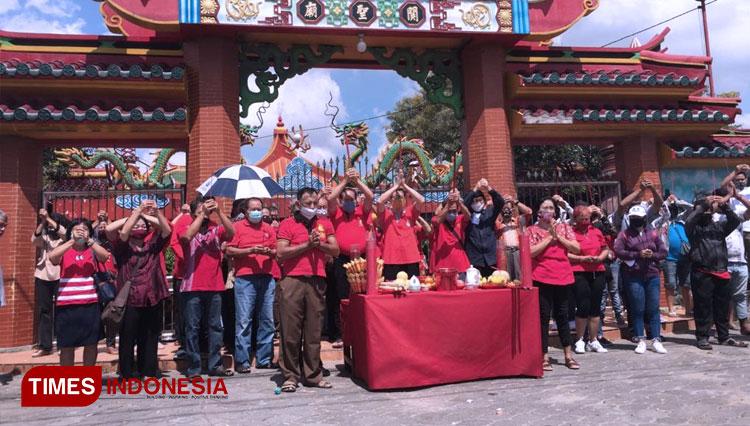 Puluhan umat Tempat Ibadah Tri Dharma (TITD) Kwan Sing Bio (KSB) Tuban, saat menggelar ritual sembahyang di luar Kelenteng, Kamis, (13/08/2020). (Foto: Achmad Choirudin/TIMES Indonesia)