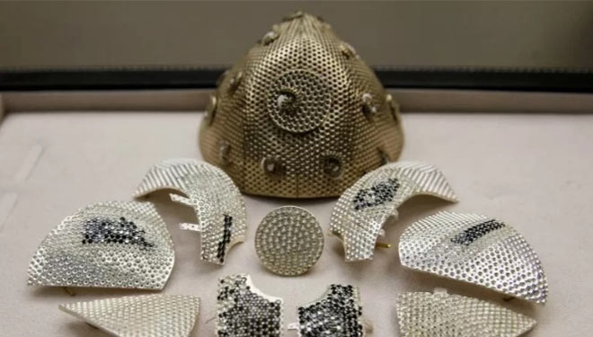 Masker Termahal di dunia yang dibuat oleh perajin perhiasan Israel, Isaac Levy. (foto: Antara)