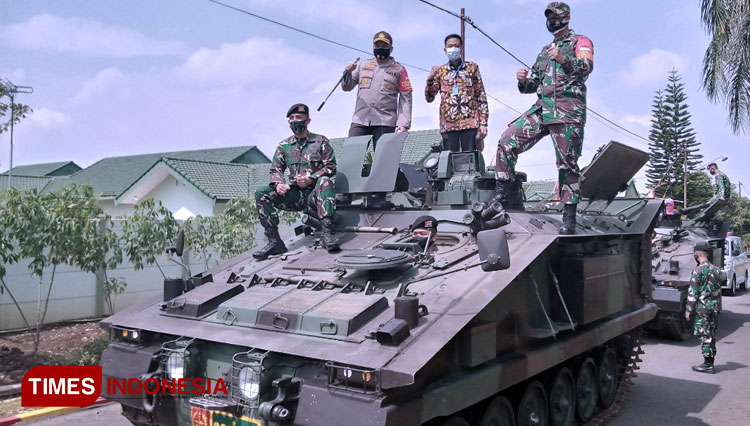 Forkopimda Kabupaten Malang saat meninjau Asrama Tangguh Yonkav 3/AC dengan menggunakan tank. (Foto: Binar Gumilang/TIMES Indonesia)