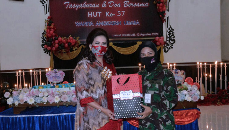 Ny. Yanti Ikoputra saat memberikan kue ulang tahun kepada Letda Tek Listi Endah Ayu Susanti, personel Wara yang saat ini bertugas di Depohar 60. (FOTO: Lanud Iswahyudi)