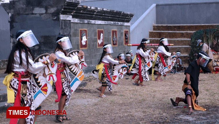Simulasi Pagelaran Seni di Era AKB, Penari Jathilan di Kota Batu Gunakan Face Shield
