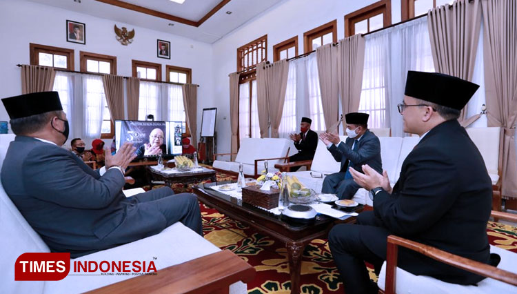 Bupati Banyuwangi Abdullah Azwar Anas bersama jajaran sedang pertemuan virtual (FOTO: Rizki Alfian/TIMES Indonesia)