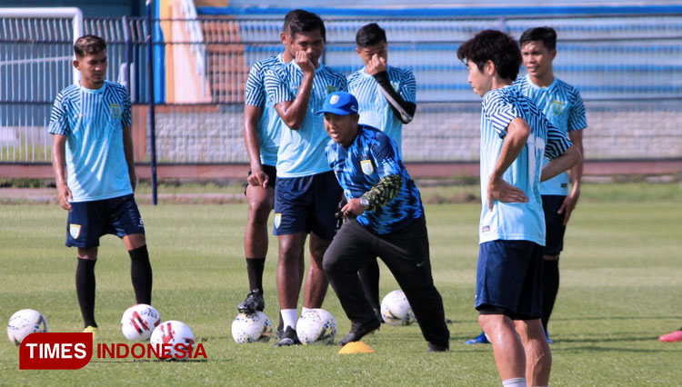 Asisten Persela Lamongan, Didik Ludianto (topi biru), memberikan arahan kepada para pemain, dalam salah satu sesi latihan di Stadion Surajaya Lamongan. (FOTO: MFA Rohmatillah/TIMES Indonesia)