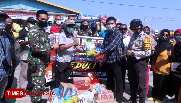 Lurah Loktuan bersama Babinsa dan Bhabinkamtibmas  Loktuan memberikan bantuan kepada korban kebakaran Tanjung laut Indah (FOTO: Khorunisa For TIMES indonesia) 