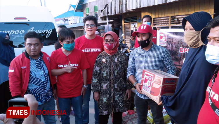 Aksi sosial peduli korban kebakaran DPD PSI Bontang yang juga dihadiri Wali Kota Bontang, Neni Moerniaeni  (FOTO: DPD PSI  Bontang for TIMES Indonesia) 