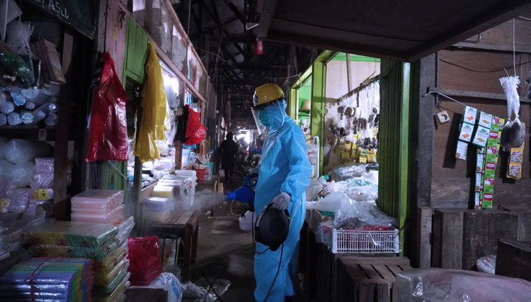 Program CSR Pupuk Kaltim berupa Penyemprotan disinfektan di Pasar Citra Mas Loktuan Kecamatan Bontang Utara. (Foto: Humas PKT FOR TIMES Indonesia)