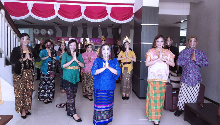Tampilan para staf Fave Hotel Rungkut Surabaya saat mengenakan pakaian adat daerah, Jumat (14/8/2020) (Foto : dok Fave hotel)